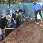 Recuerdo y Dignidad y Aranzadi excavan ayer en el cementerio.-Valentín Guisande