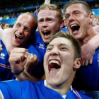 Cuatro hinchas islandeses celebran con un selfi la heroica victoria de su selección ante Inglaterra.-REUTERS / MICHAEL DALDER