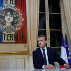 Emmanuel Macron, ayer, durante su primera entrevista televisiva, en el palacio del Elíseo.-AFP / PHILIPPE WOJAZER