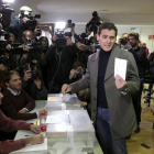 Albert Rivera vota en Madrid.-DAVID CASTRO