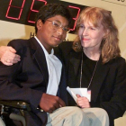 Mia Farrow y su hijo Taddeus, en una imagen de archivo.-AP