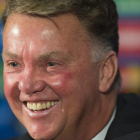 Van Gaal sorprendió a todos diciendo que no pretende retirarse después de que en holanda lo aseguraran.-AP