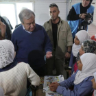 Antonio Guterres (centro), secretario general de la ONU, durante una visita al campo de refugiados de Zaatari (Jordania), el 28 de marzo.-EFE / SAHEM RABABAH