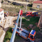 Bomberos de la Diputación y voluntarios de San Esteban en un incendio en Valderromán por una chimenea.-HDS