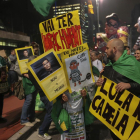 Manifestantes protestan contra el Gobierno brasileño, la pasada noche, en Sao Paulo (Brasil).-SEBASTIÃO MOREIRA (EFE)