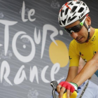 El líder de la general, el piloto italiano Fabio Aru, del equipo Astana, se prepara para participar en la 13ª etapa del Tour de Francia en Saint-Girons (Francia).-EFE