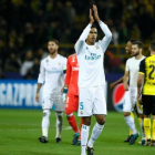 Raphael Varane aplaude tras la victotira del Madrid ante el Dortmund.-AFP/ ODD ANDERSEN