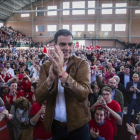 Pedro Sánchez, aplaudido por los simpatizantes socialistas en el pabellón deportivo de Burjassot (Valencia).-MIGUEL LORENZO