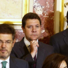 Javier Fernández, a la derecha, junto a miembros del Gobierno y presidentes autonómicos.-AGUSTÍN CATALÁN