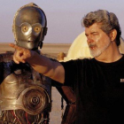 George Lucas da instrucciones a Anthony Daniels, el intérprete del robot C-3PO, en el desierto de Túnez, durante el rodaje de ’La guerra de las galaxias. Episodio IV: Una nueva esperanza’.-AP / LUCAS FILM