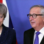 May y Juncker hoy en Bruselas.-REUTERS / YVES HERMAN