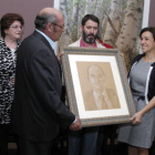 Alcer enregó a la viuda de García Romero un retrato de De la Rosa. / ÁLVARO MARTÍNEZ-