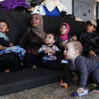 Refugiados palestinos que han huído de Yarmuk en una escuela en Damasco.-Foto: AFP / YOUSSEF KARWASHAN