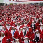 Vista general de la carrera de Papa Noel celebrada en Madrid.-EFE / KIKO HUESCA