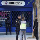 Policías delante de la sede del Huesca.-EFE / JAVIER BLASCO