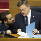 Ximo Puig y José Muñoz, durante la sesión de control del Gobierno en las Corts Valencianes.-MIGUEL LORENZO