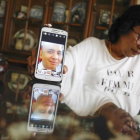 La hermana del piloto del avión de Malaysia desaparecido muestra una fotografía de su hermano.-AP / JOSHUA PAUL