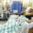 Una paciente de diálisis en un hospital de Gaza.-REUTERS / IBRAHEEM ABU MUSTAFA