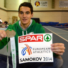 Daniel Mateo con la medalla y el dorsal de Bulgaria.-ÁLVARO MARTÍNEZ