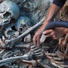 Trabajos de exhumación de una fosa en Gurb.-MARC VILA