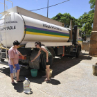 Dos mujeres toman agua de una cisterna de la Diputación en Cubo de la Solana en una imagen de archivo.-VALENTÍN GUISANDE