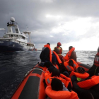 El buque Golfo Azzurro de la ONG Proactiva Open Arms rescata a 112 inmigrantes a bordo de una balsa a la deriva frente a la costa de Libia.-REUTERS / YANNIS BEHRAKIS