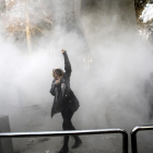 Un manifestante durante una de las protestas cerca de la Universidad de Teherán.-AP