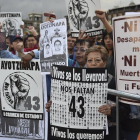 Manifestación en Ciudad de México, en el 2015, en apoyo a los familiares y amigos de los 43 estudiantes de Ayotzinapa desaparecidos-YUTI CORTEZ (AFP)