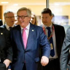 El primer ministro danés, Lard Lokke Rasmussen, (izquierda) es recibido por el presidente de la Comisión Europea, Jean-Claude Juncker, horas antes del inicio de la cumbre europea.-AFP / VIRGINIA MAYO