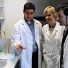 Carlos García-Estrada, Katarina Kosalková y Carlos Barreiro en las instalaciones del Inbiotec-E.M.