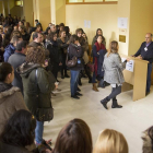 Opositores acceden al aula del examen de Enfermería en Salamanca, en una fotografía de archivo.-- ICAL