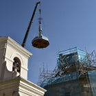 Instalación de la cúpula de la ermita de Jesús de Almazán.-VALENTÍN GUISANDE
