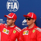Vettel, Raikkonen, que ha lohrado la pole y Hamilton saludan a los espectadores de Monza.-REUTERS / STEFANO RELLANDINI