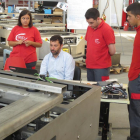 Profesionales de ASTI trabajan en el diseño de la máquina en las instalaciones de la empresa.-EL MUNDO
