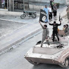Yihadistas del Estado Islámico (EI) en un tanque por las calles de Raqqa.-