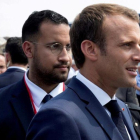 El presidente francés Emmanuel Macron y el ex jefe de la seguridad, Alexandre Benalla en una manifestación el día nacional de Francia.-PHILIPPE WOJAZER (REUTERS)