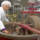 Teodoro Rodríguez López, gerente de la empresa, junto a una máquina de afinar.-M.D.