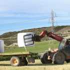 Un agricultor empacando trigo para forraje en Fuentes de Valdepero (Palencia)-Brágimo