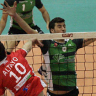 Marc Altayó remata ante la oposición de dos jugadores de Unicaja. / J. J. MULLOR-IDEAL DE ALMERÍA-