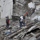 Equipos de rescate entre los escombros de Pescara del Tronto.-ANDREW MEDICHINI / AP