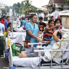 Pacientes y enfermeras permanecen en la calle a las puertas de un centro de evacuación tras un terremoto de 5,1 grados en la escala Ritcher en la isla de Leyte (Filipinas).-EFE / ROBERT DEJON