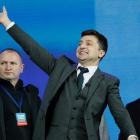 El presidente electo de Ucrania,Volodímir Zelenski  saluda a sus seguidores.-EFE / SERGEY DOLZHENKO