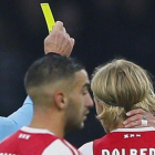 El árbitro Damir Skomina enseña la tarjeta amarilla a Sergio Ramos.-AP / PETER DEJONG