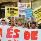Concentración de afectados por las cláusulas suelo ante la sede de la Delegación de la Comisión Europea en Barcelona, en el 2013.-ARCHIVO / RICARD CUGAT