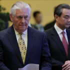 El ministro de Exteriores chino, Wang Yi, y el secretario de Estado Rex Tillerson.-REUTERS / LINTAO ZHANG