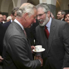 Momento en que el príncipe Carlos de Inglaterra y el exlíder del IRA Gerry Adams se dan la mano.-Foto:   POOL / REUTERS