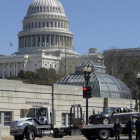 Una grúa retira un coche implicado en un incidente ante el Capitolio.-Susan Walsh