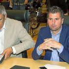 El socialista Luis Tudanca, a la derecha, en la comisión de investigación el día que compareció el presidente de la Juanta, Juan Vicente Herrera-J. M. LOSTAU