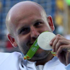 Piotr Malachowski celebra la medalla de plata conseguida en los Juegos de Río 2016.-ALESSANDRO BIANCHI / REUTERS