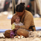 Una mujer yazidí refugiada que había huido de Sinjar con su hijo, en agosto del 2014.-STRINGER